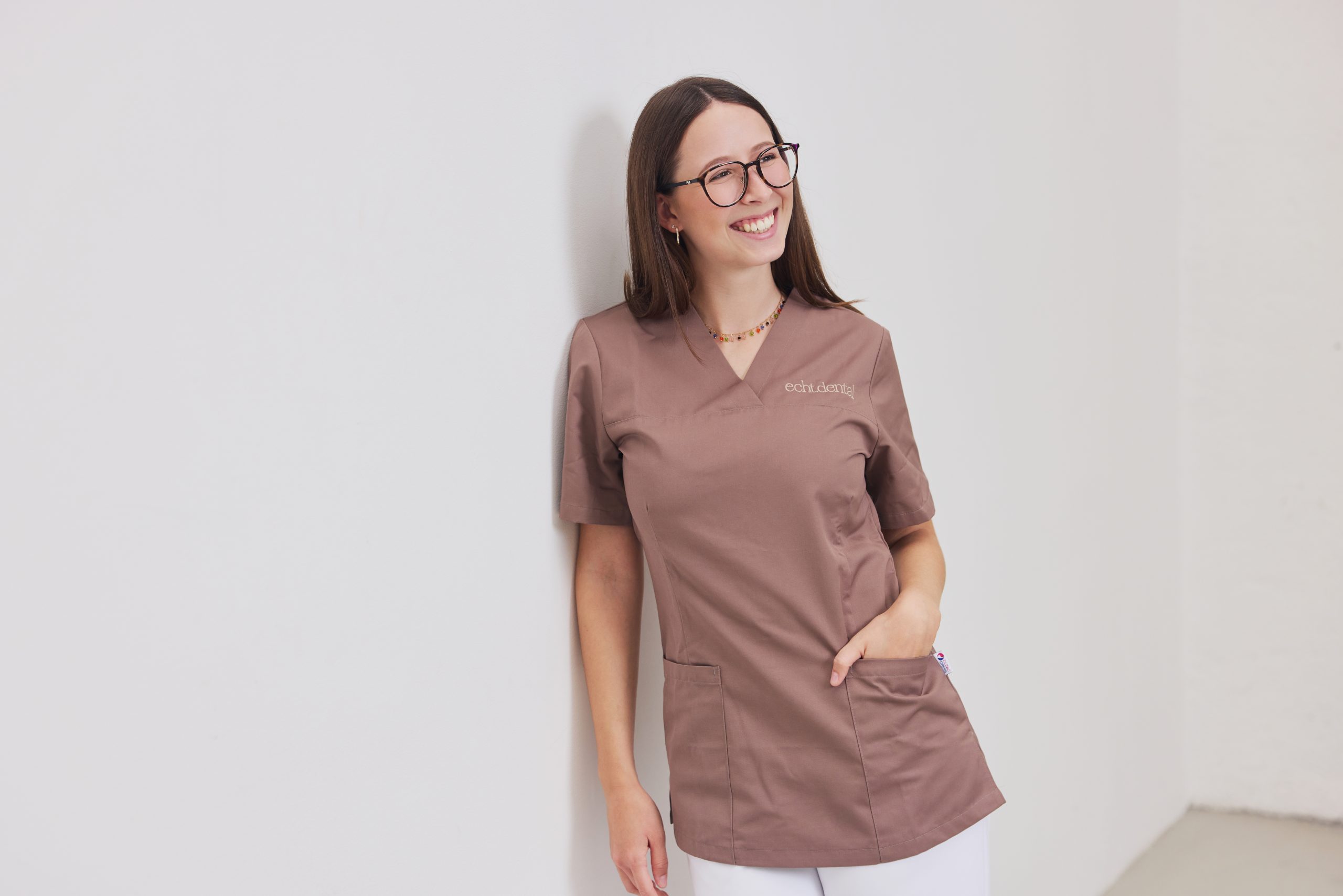ZFA Stefanie Neumair, Prophylaxemanagerin in der Zahnarztpraxis echt.dental in München-Obermenzing