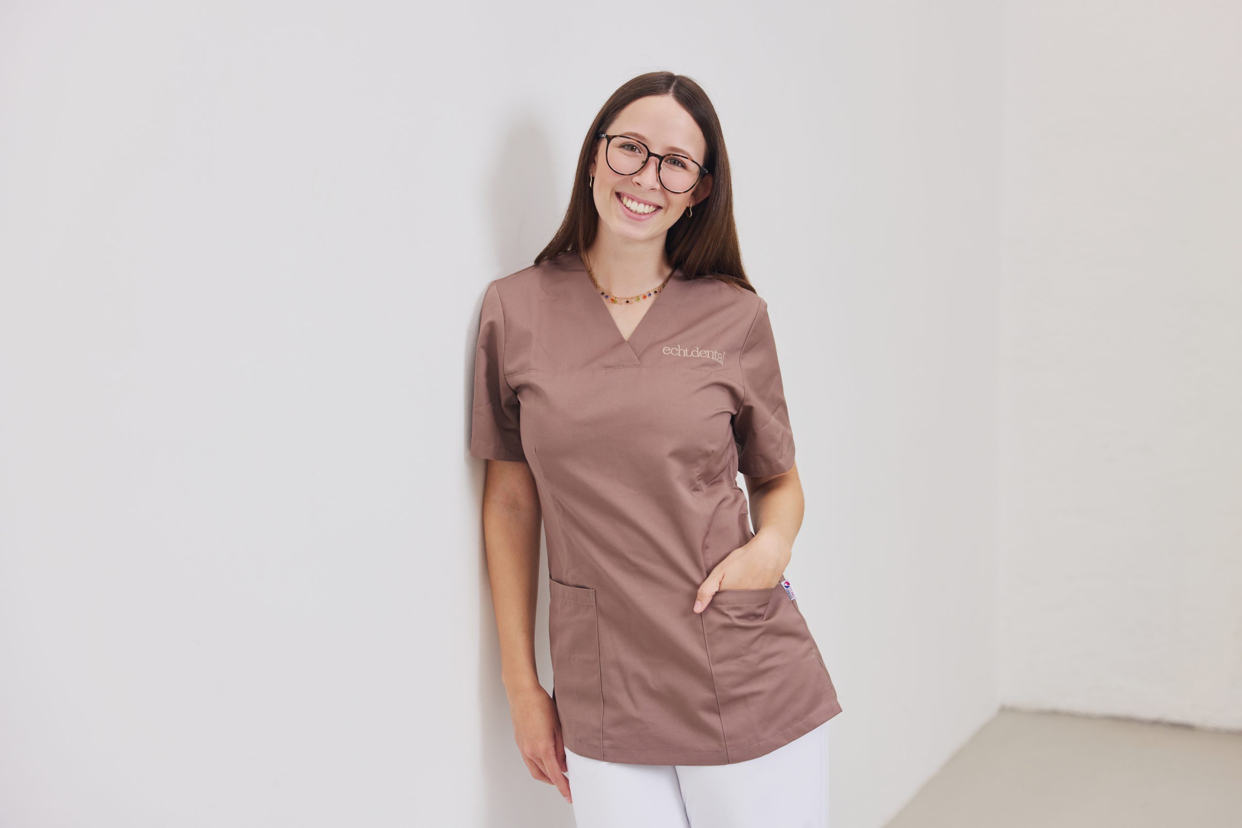 ZFA Stefanie Neumair, Prophylaxemanagerin in der Zahnarztpraxis echt.dental in München-Obermenzing